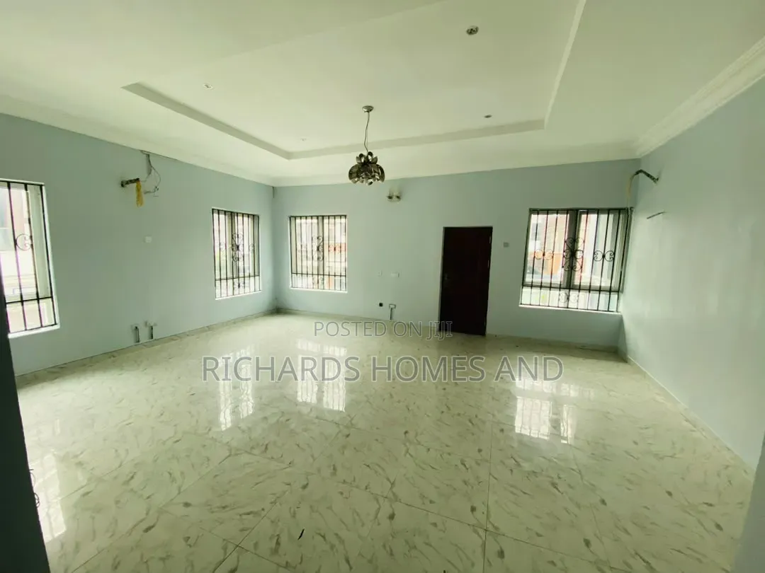 5bdrm Duplex in Chevron for sale