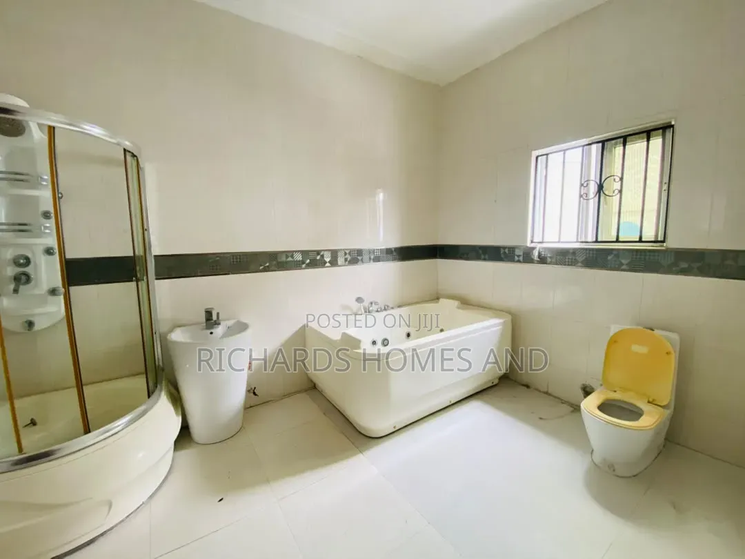 5bdrm Duplex in Chevron for sale