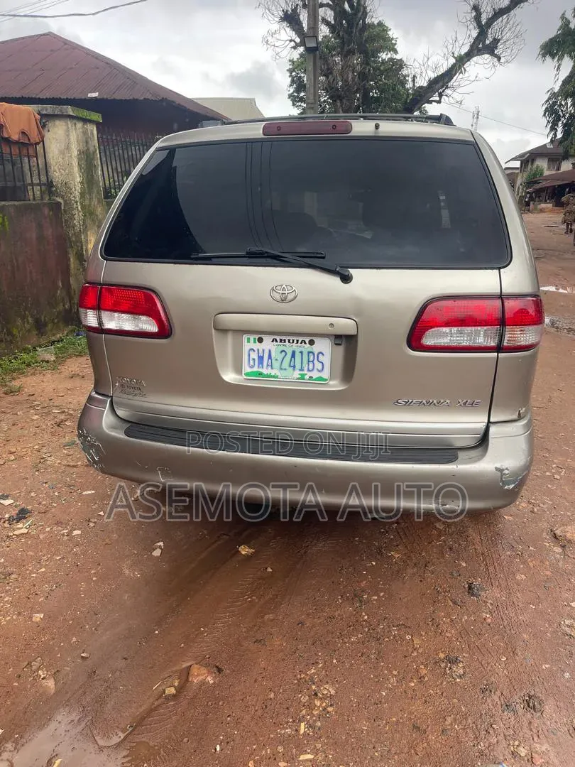 Toyota Sienna XLE 2001 Gold
