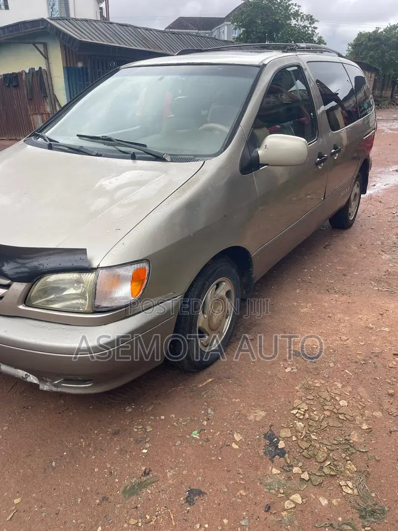Toyota Sienna XLE 2001 Gold