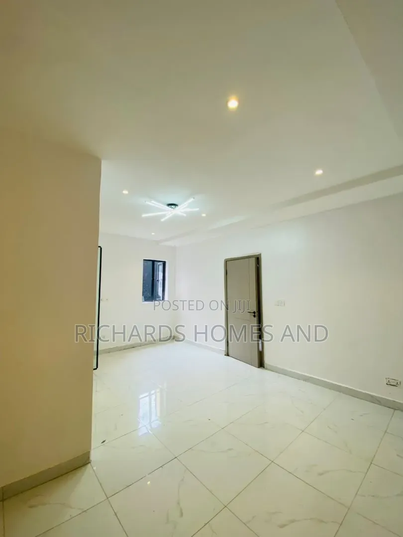 1bdrm Apartment in Lekki Phase 1 for sale