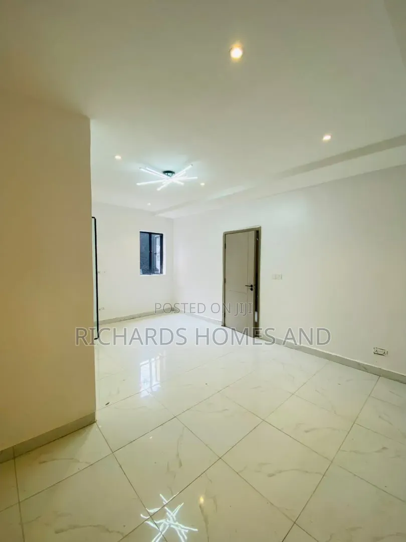 1bdrm Apartment in Lekki Phase 1 for sale