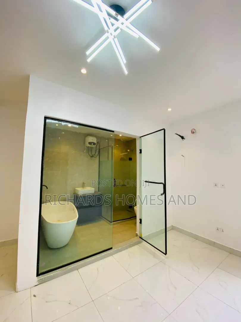 1bdrm Apartment in Lekki Phase 1 for sale