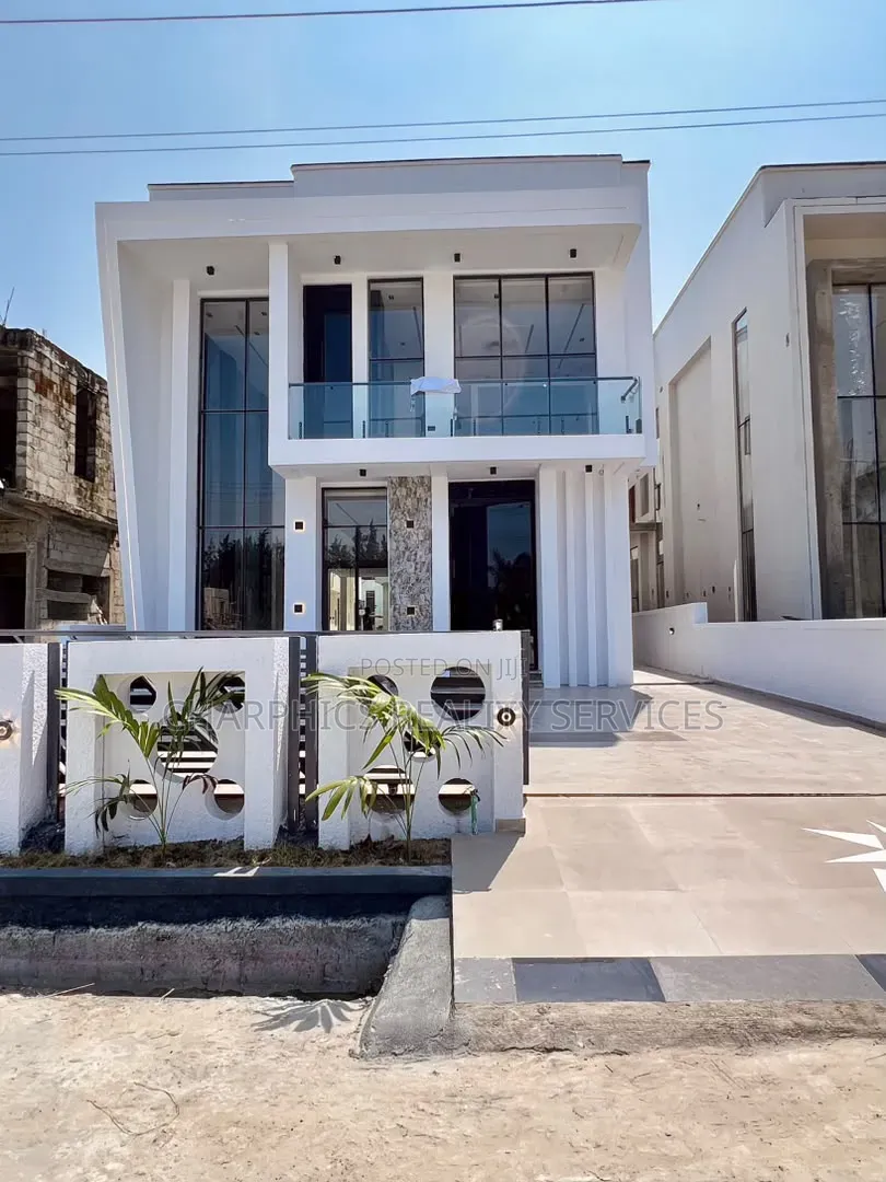 5bdrm Duplex in Ikota for sale