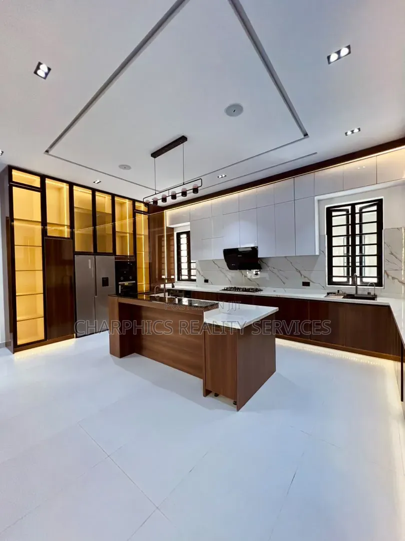 5bdrm Duplex in Ikota for sale