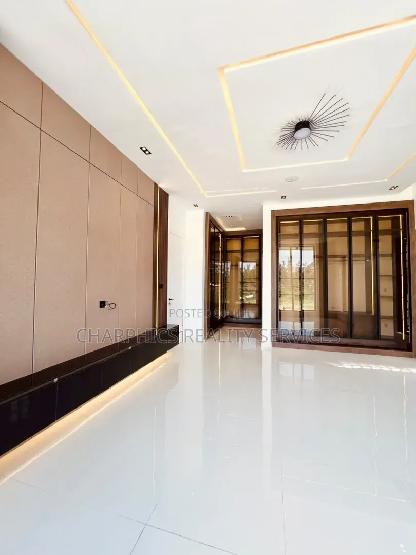 5bdrm Duplex in Ikota for sale