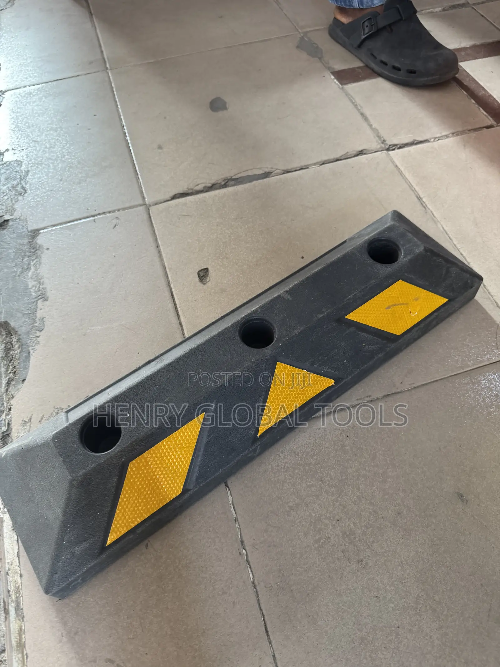 Heavy-Duty Rubber Wheel Stopper / Parking Car Stopper.