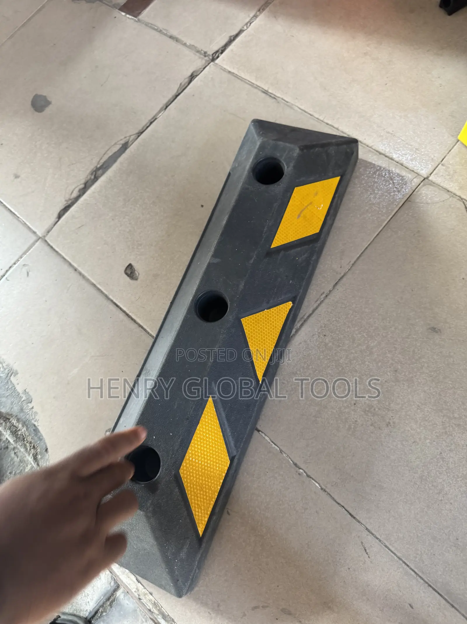 Heavy-Duty Rubber Wheel Stopper / Parking Car Stopper.