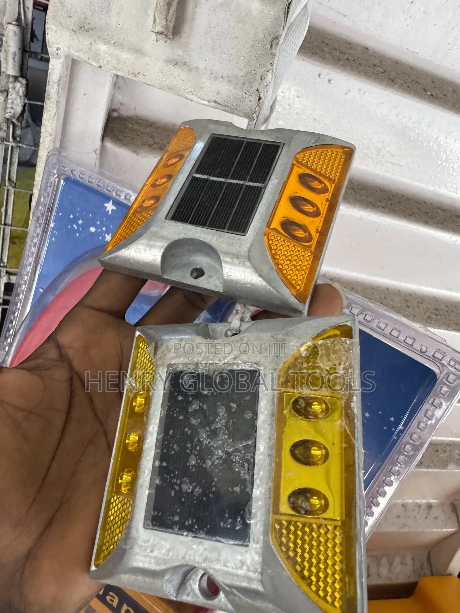 Solar LED Road Stud / Solar Road Marker – Amber Light.