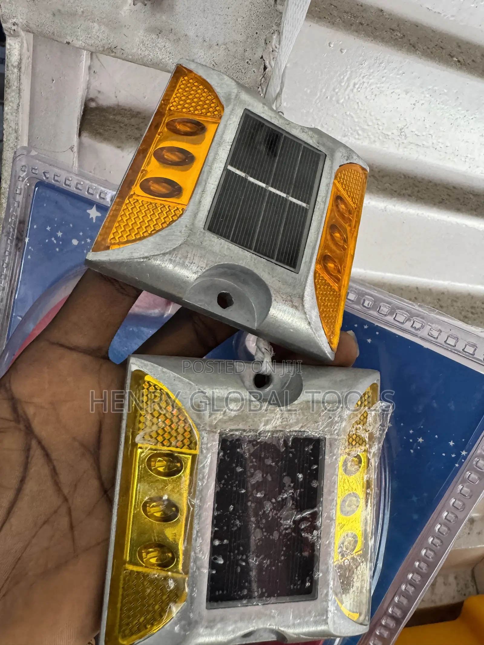 Solar LED Road Stud / Solar Road Marker – Amber Light.
