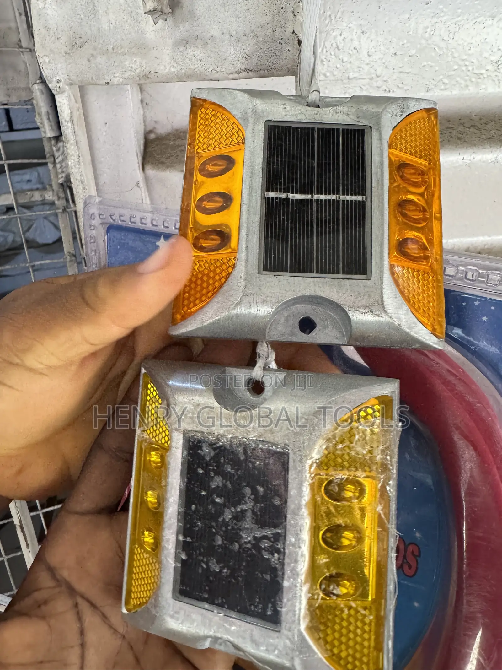 Solar LED Road Stud / Solar Road Marker – Amber Light.
