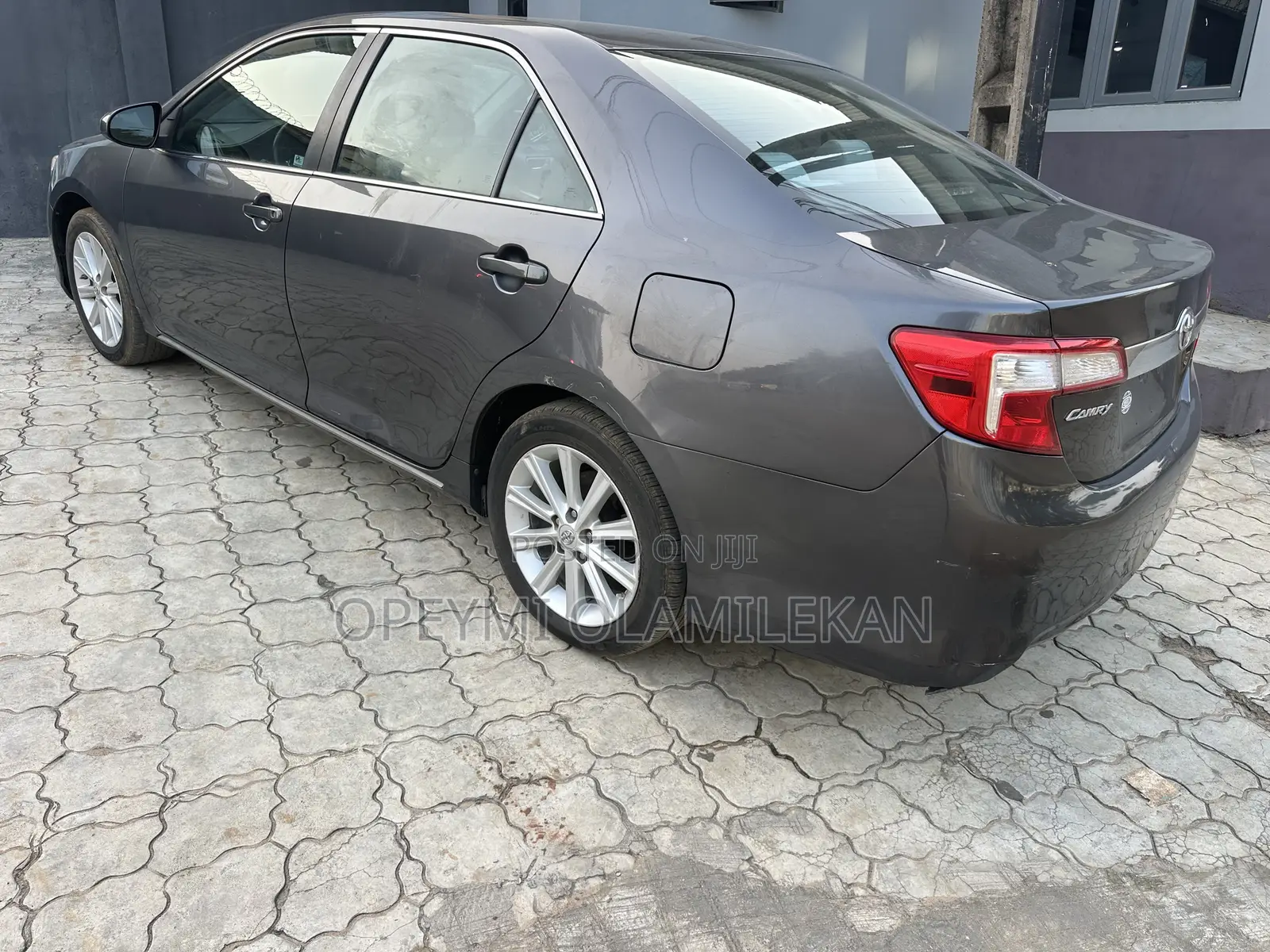 Toyota Camry XLE 4dr Sedan (2.5L 4cyl 6A) 2013 Gray