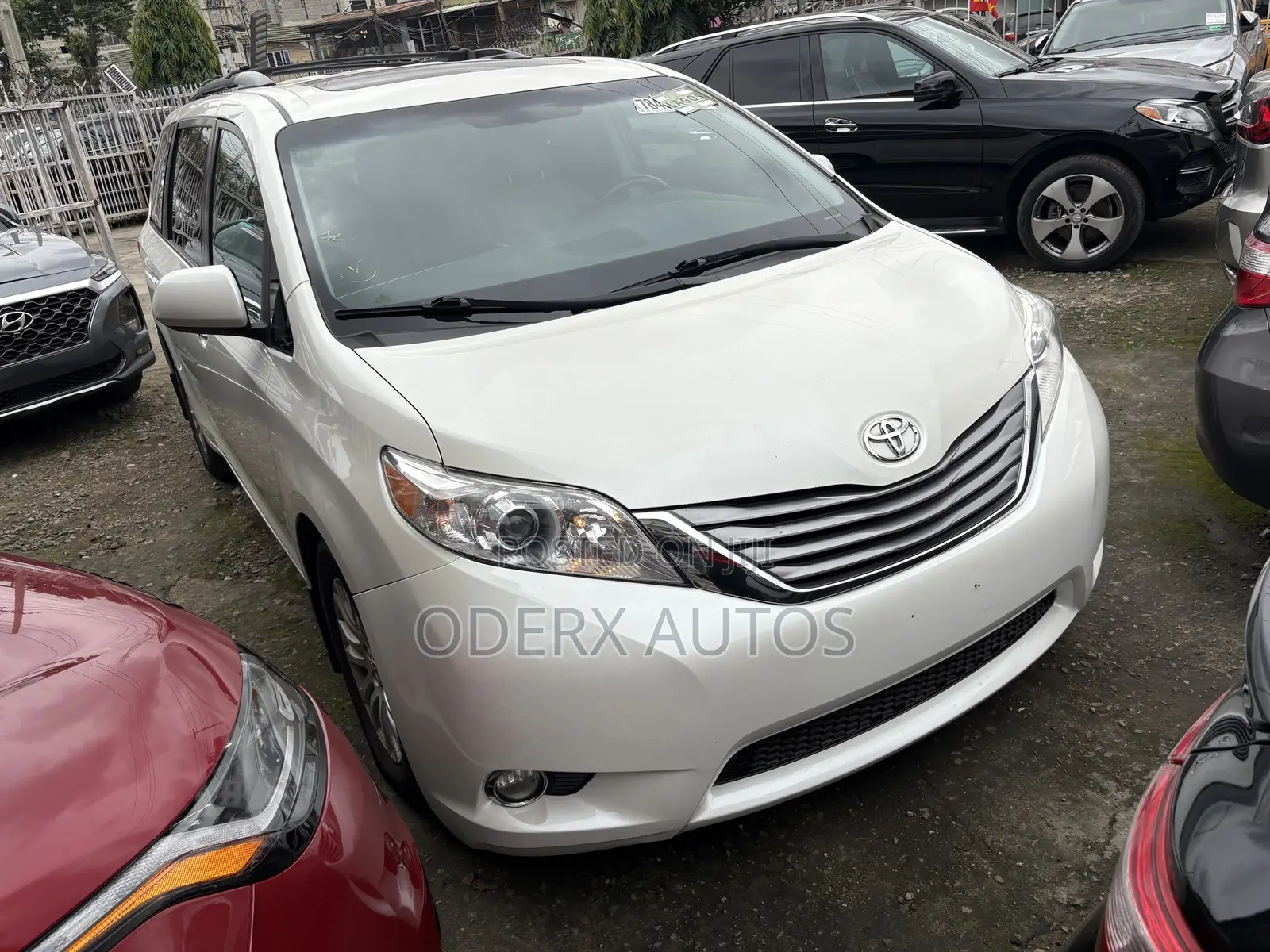 Toyota Sienna XLE Premium 7 Passenger (3.5L 6cyl 8A) 2017 White