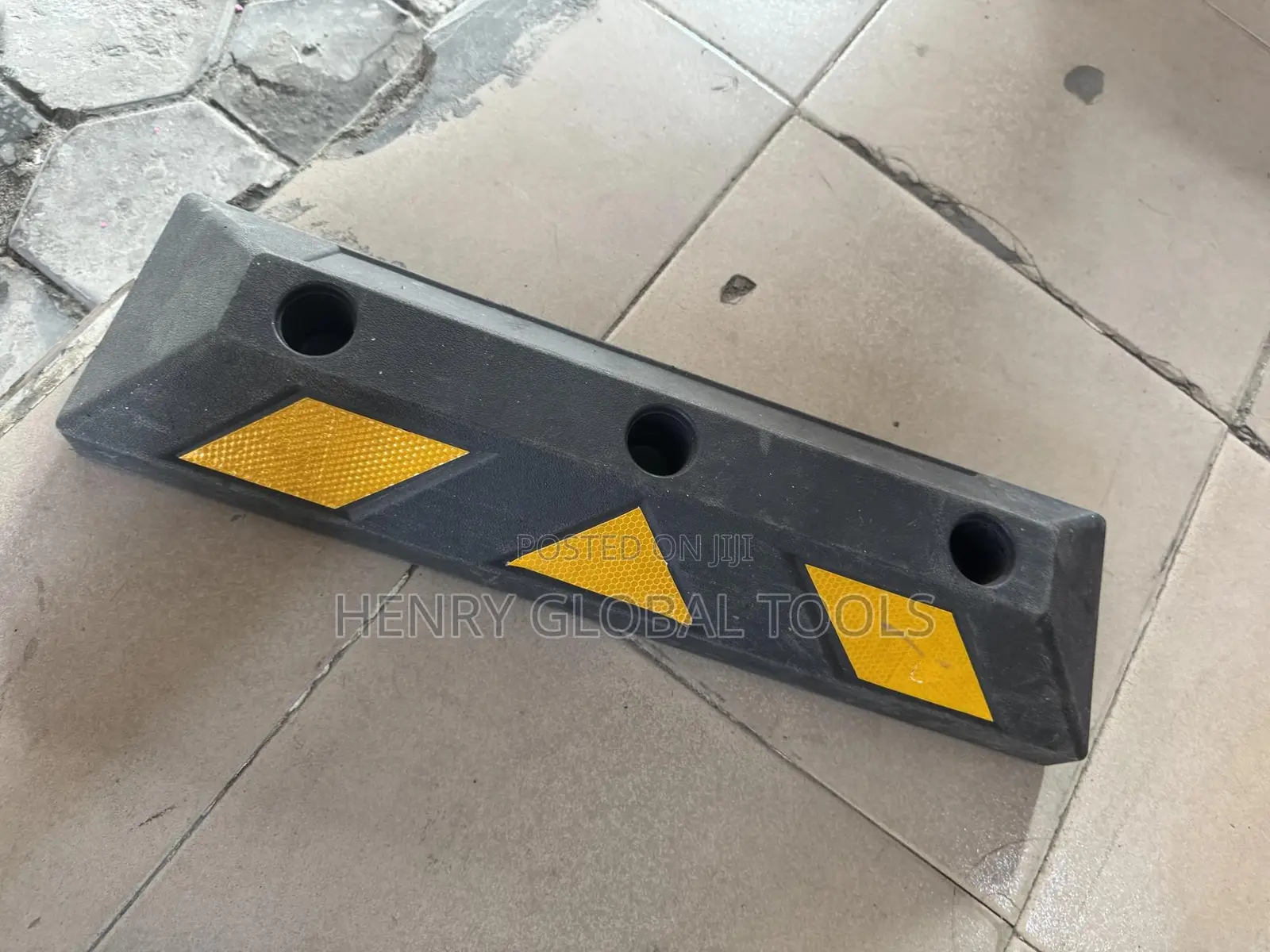Heavy-Duty Rubber Wheel Stopper / Parking Car Stopper.