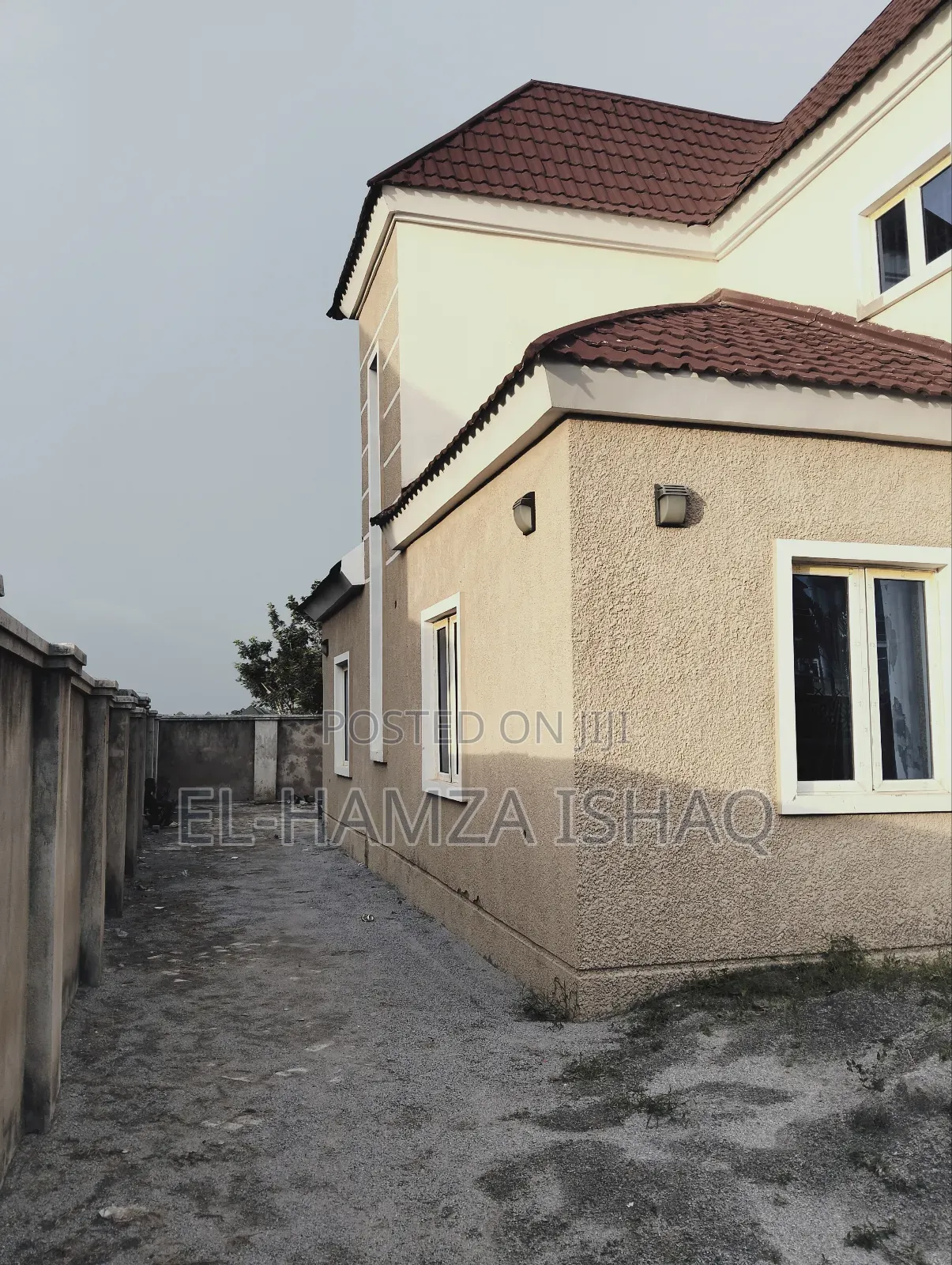 6bdrm Duplex in Apple Wood Estate, Lugbe District for rent