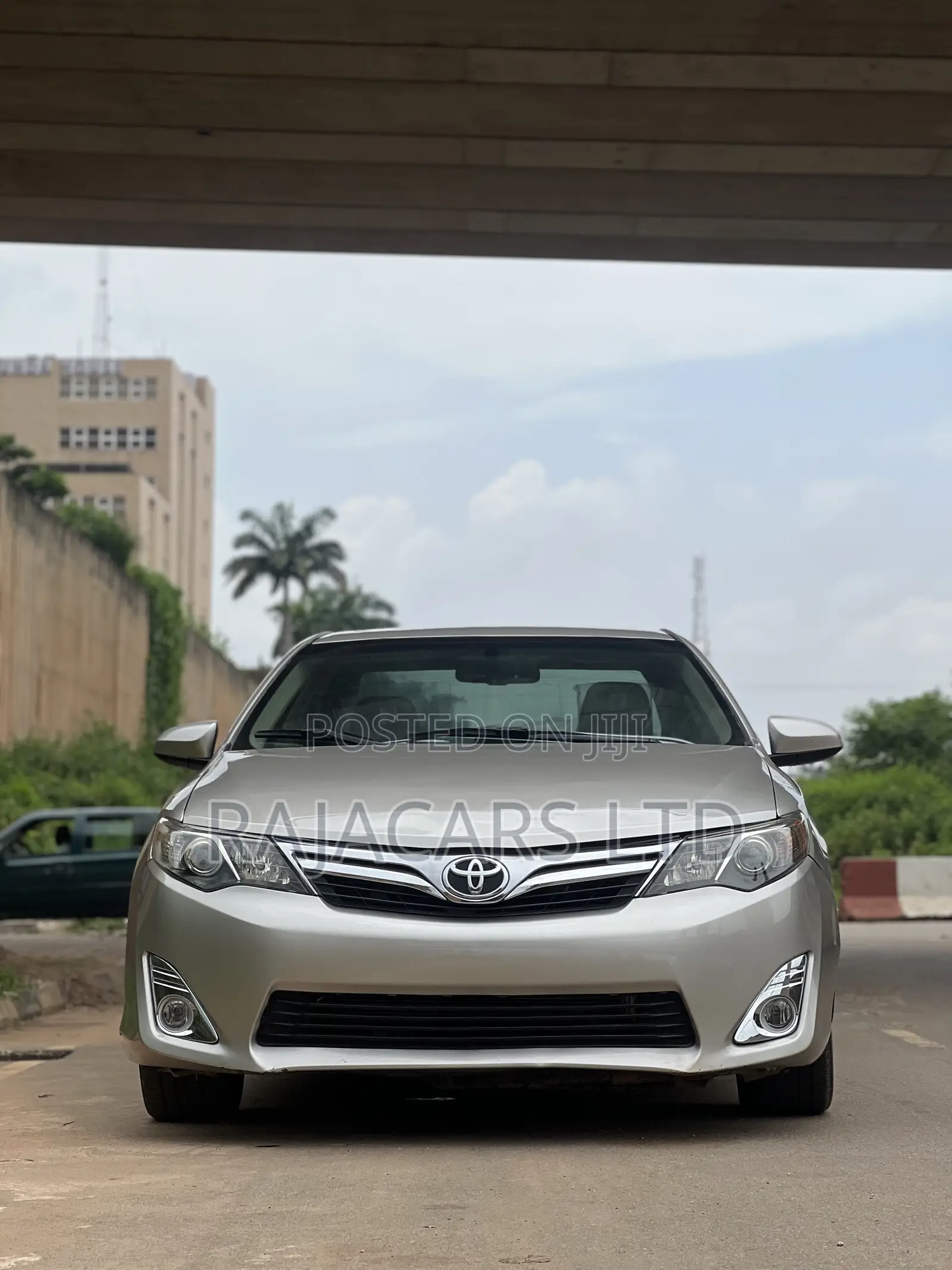 Toyota Camry XLE 4dr Sedan (2.5L 4cyl 6A) 2014 Gold