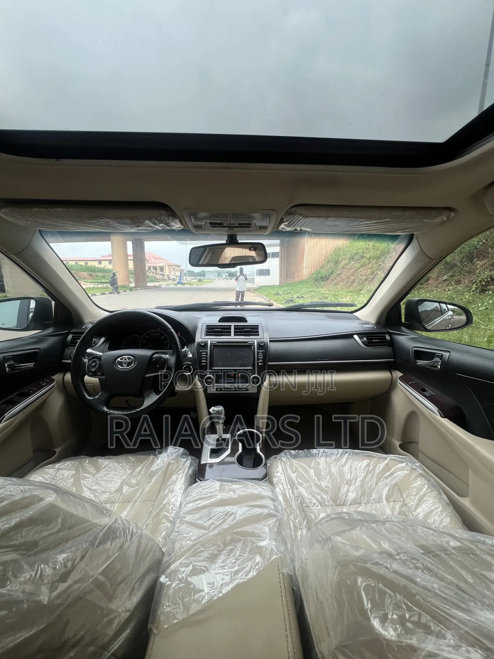 Toyota Camry XLE 4dr Sedan (2.5L 4cyl 6A) 2014 Gold