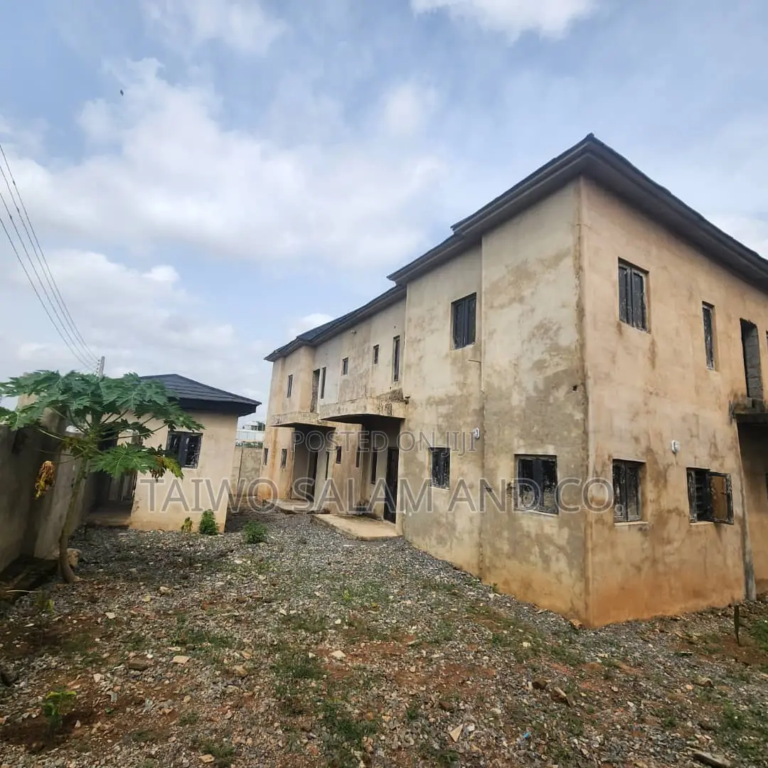 4bdrm Duplex in Oluyole Estate for sale