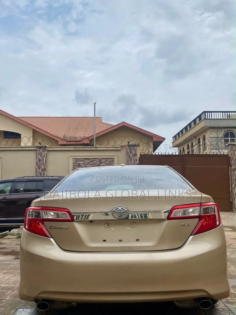 Toyota Camry XLE 4dr Sedan (2.5L 4cyl 6A) 2012 Gold