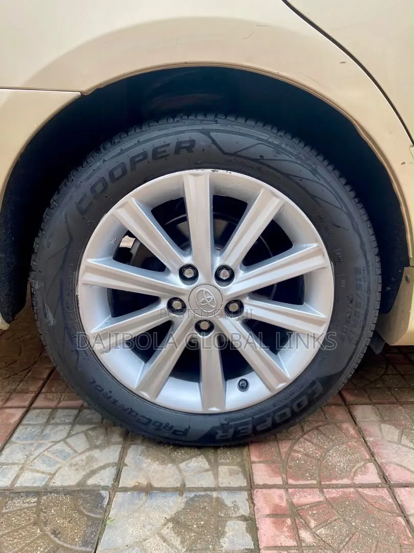 Toyota Camry XLE 4dr Sedan (2.5L 4cyl 6A) 2012 Gold