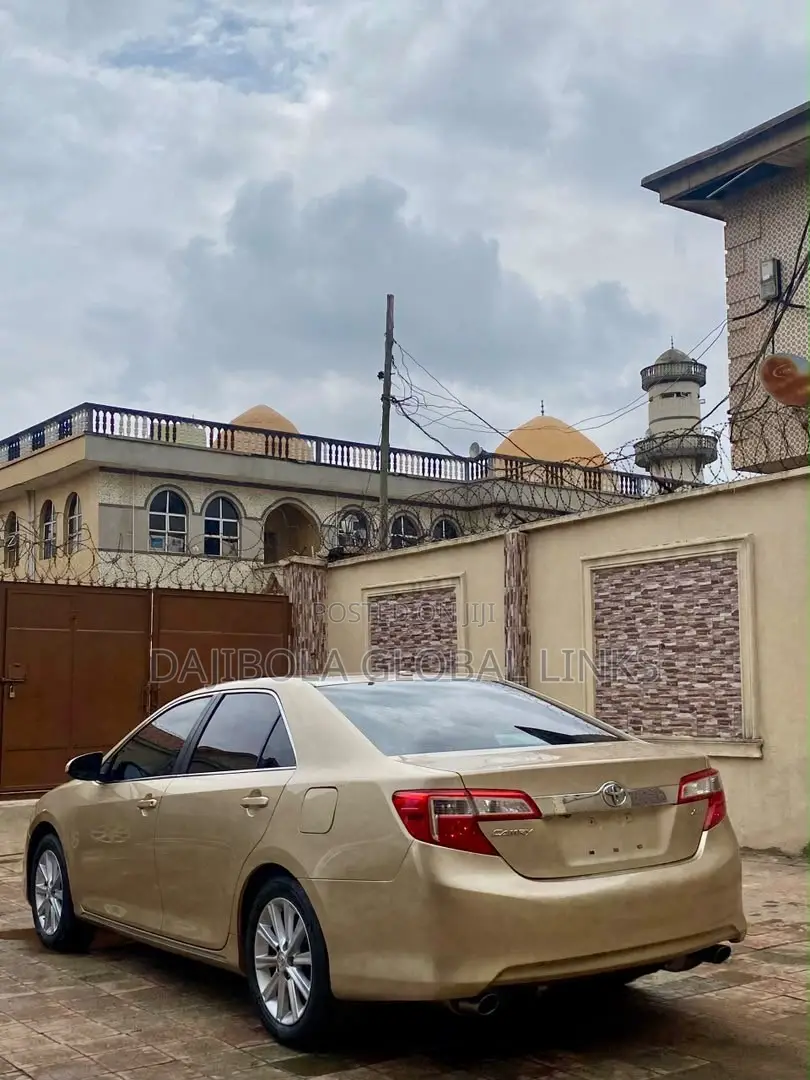 Toyota Camry XLE 4dr Sedan (2.5L 4cyl 6A) 2012 Gold