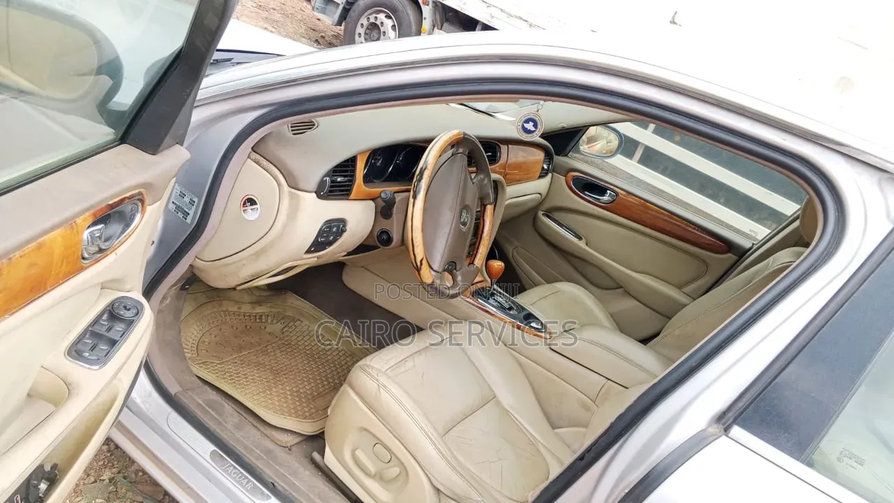 Jaguar XE 2018 Silver