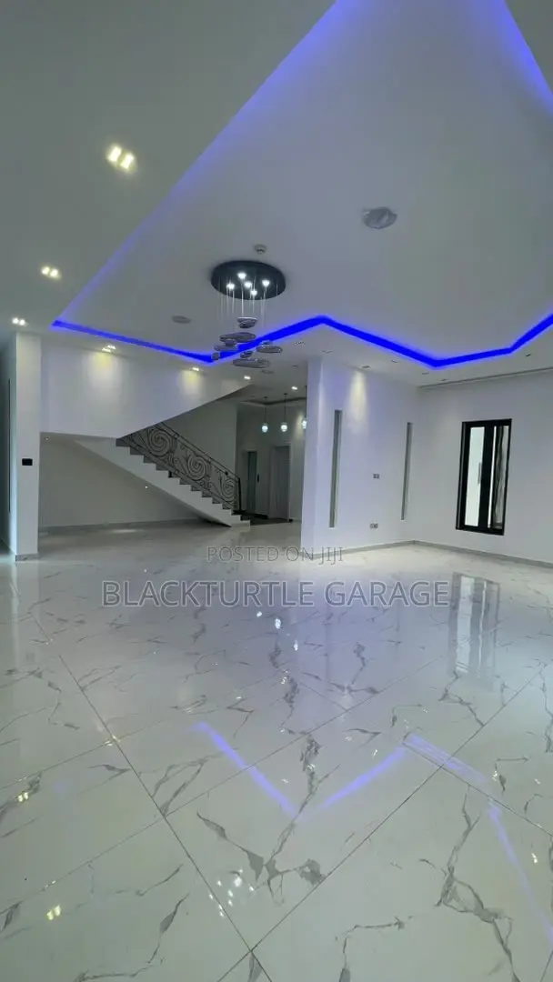 7bdrm Bungalow in Lekki for sale