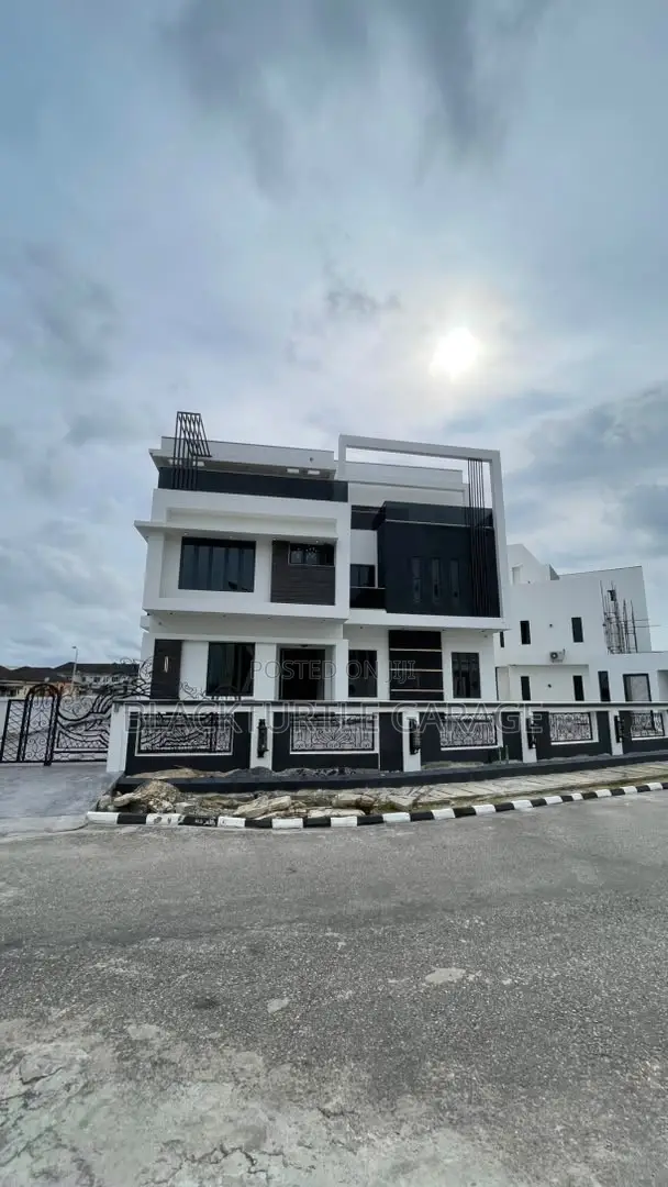 7bdrm Bungalow in Lekki for sale