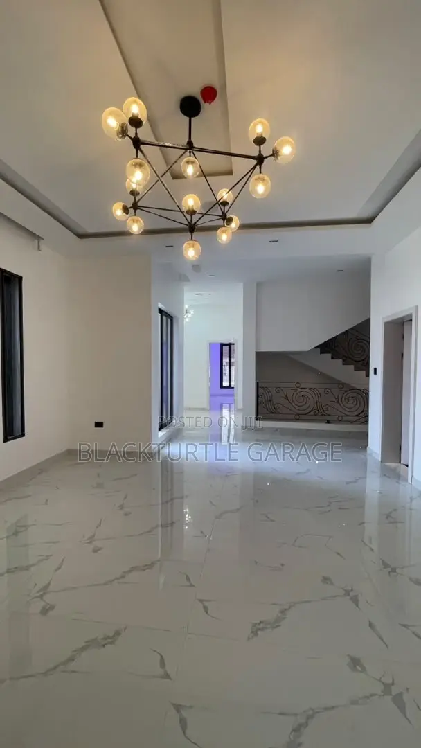 7bdrm Bungalow in Lekki for sale