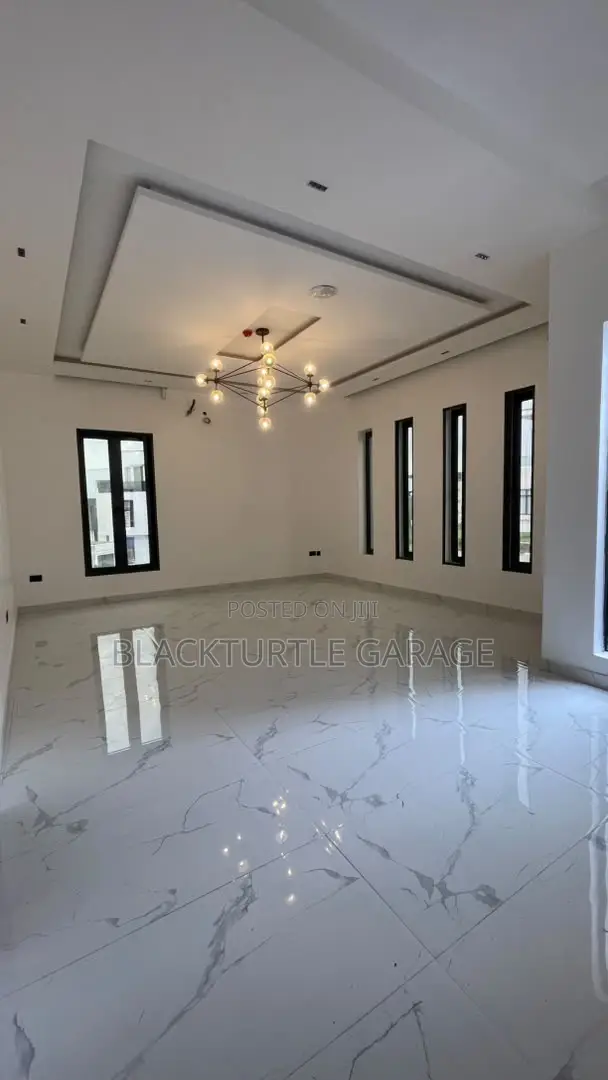 7bdrm Bungalow in Lekki for sale
