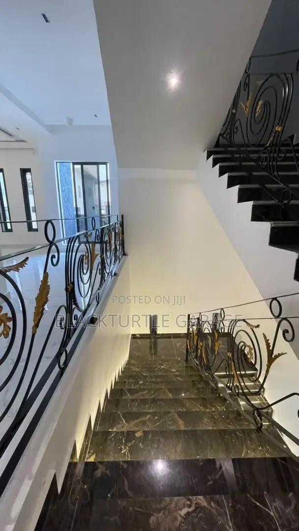 7bdrm Bungalow in Lekki for sale
