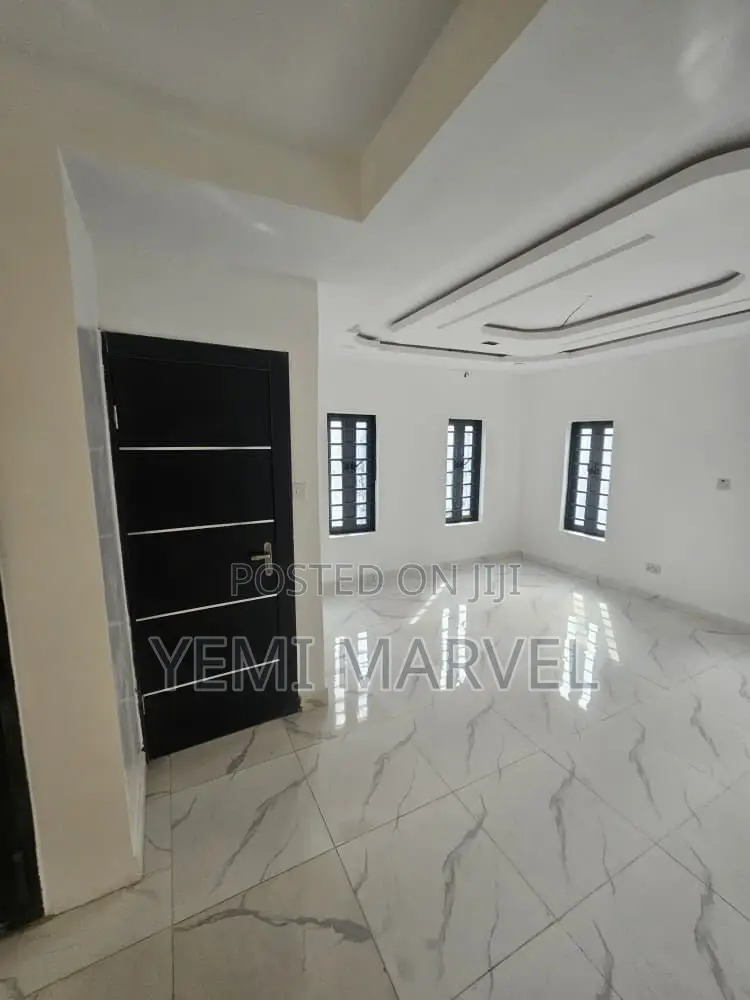 2bdrm Block of Flats in Adeoje Estate, Akala for rent
