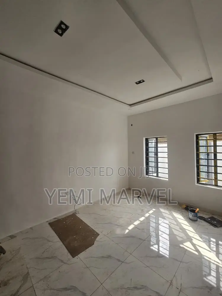 2bdrm Block of Flats in Adeoje Estate, Akala for rent