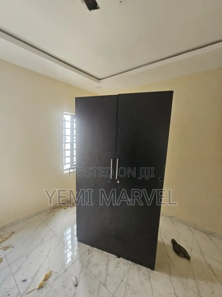 2bdrm Block of Flats in Adeoje Estate, Akala for rent