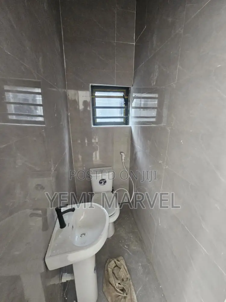 2bdrm Block of Flats in Adeoje Estate, Akala for rent