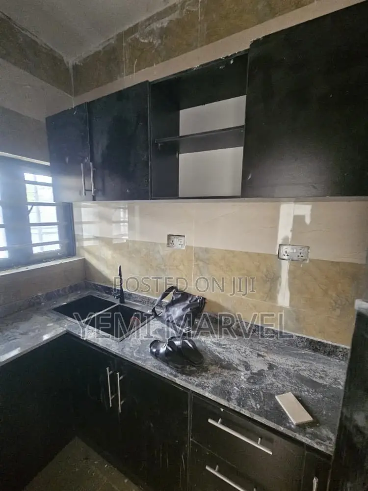 2bdrm Block of Flats in Adeoje Estate, Akala for rent