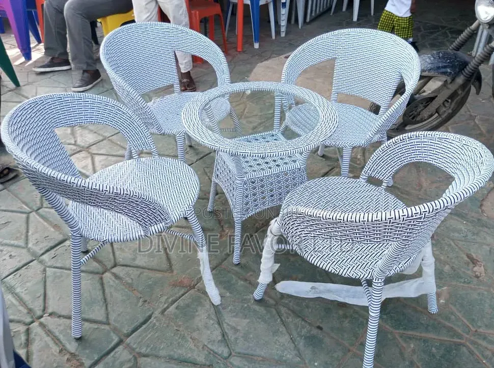 4 Seater Rattan Garden/Outdoor Dining Set With Glass Table