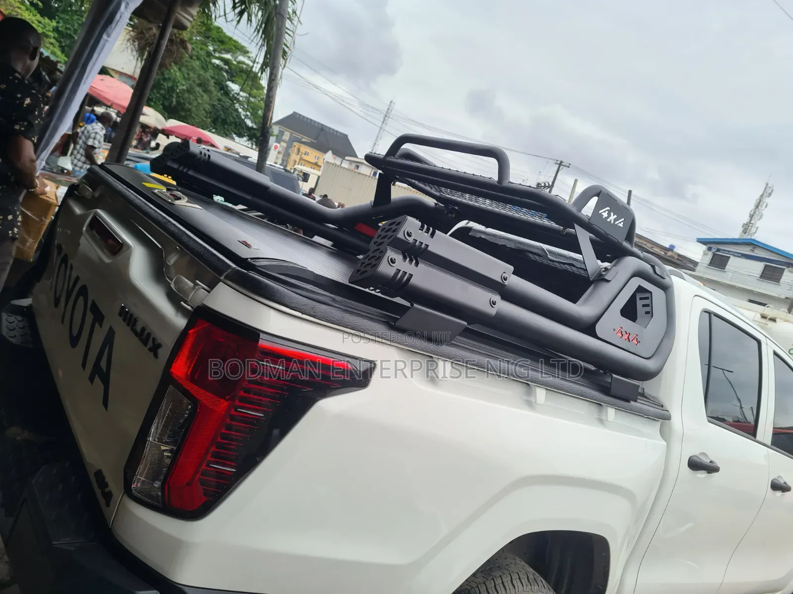 Manual Rolling Boot Cover With Off-Road Bar for Hilux 2026 Model $# at ×