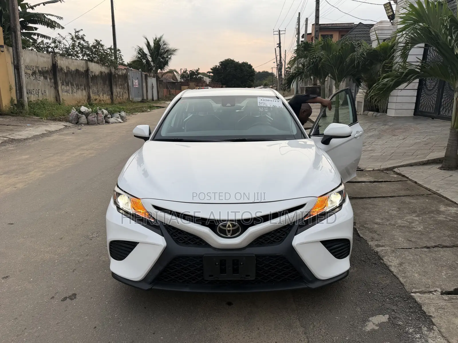 Toyota Camry SE (2.5L 4cyl 8A) 2019 White