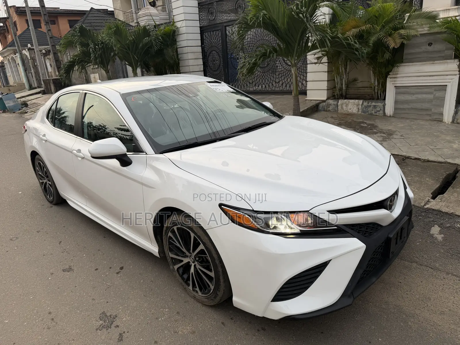 Toyota Camry SE (2.5L 4cyl 8A) 2019 White