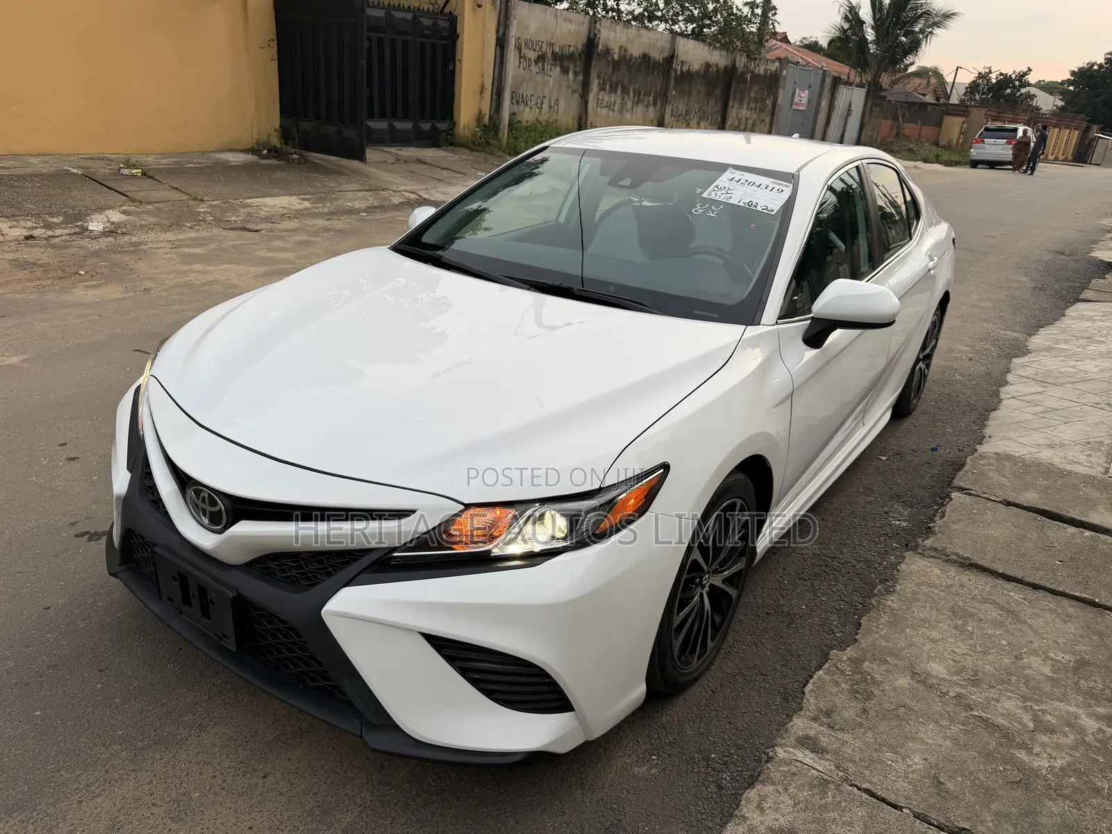 Toyota Camry SE (2.5L 4cyl 8A) 2019 White