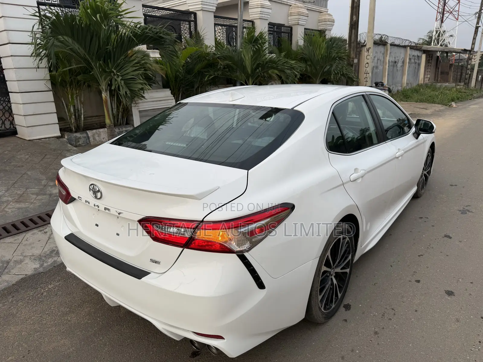 Toyota Camry SE (2.5L 4cyl 8A) 2019 White