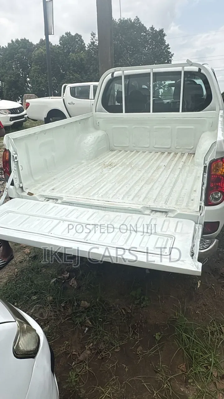 Mitsubishi L200 2014 White