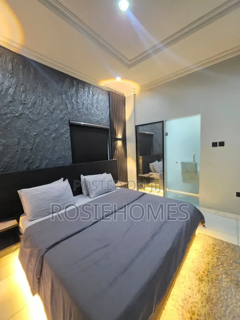 Dark Themed Luxe One Bedroom Apartment With Pool.