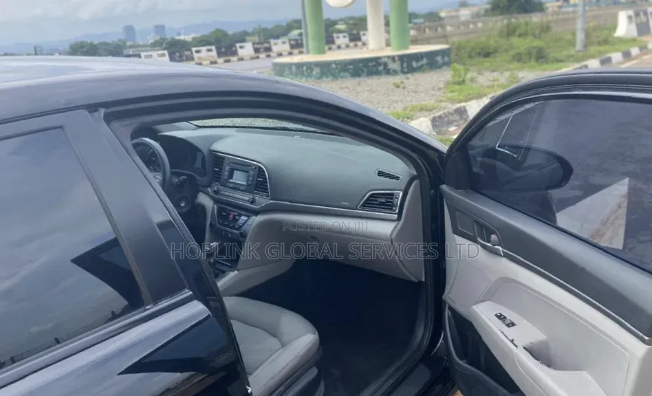 Hyundai Elantra SE Sedan FWD (2.0L 4cyl 6M) 2017 Black