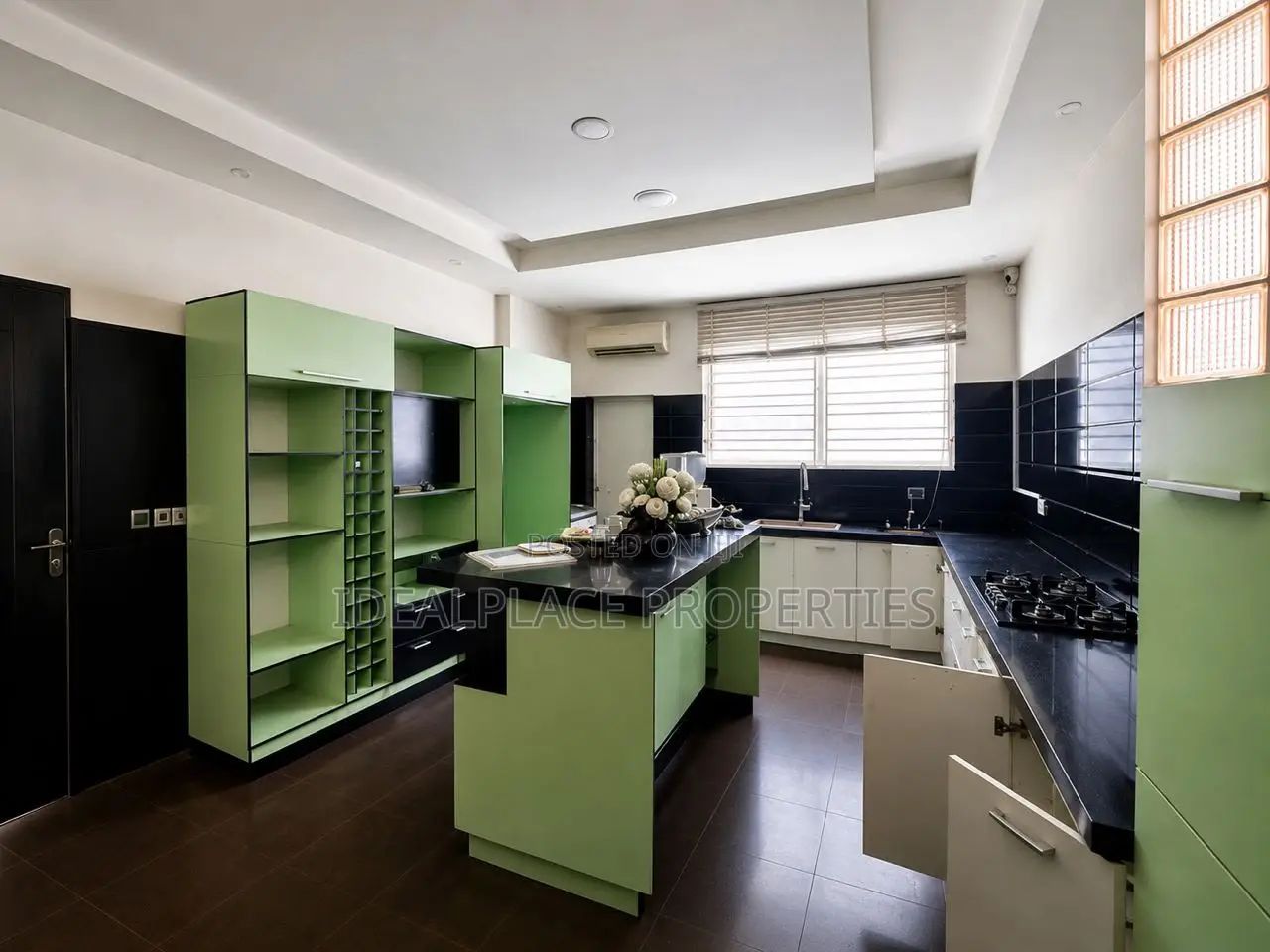 5bdrm House in Banana Island for rent