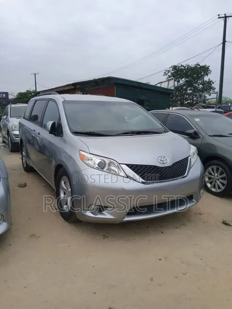 Toyota Sienna 2016 Silver