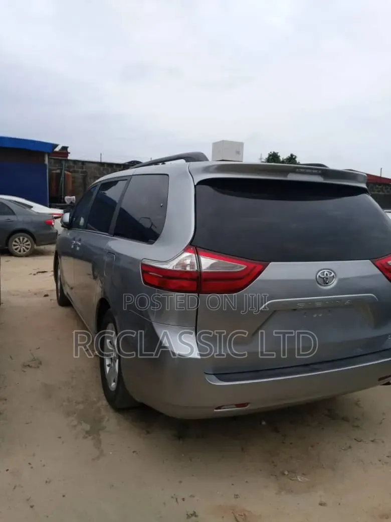 Toyota Sienna 2016 Silver