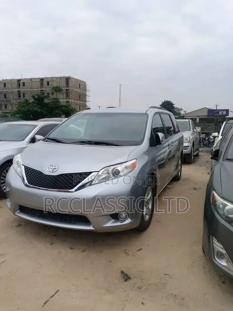 Toyota Sienna 2016 Silver