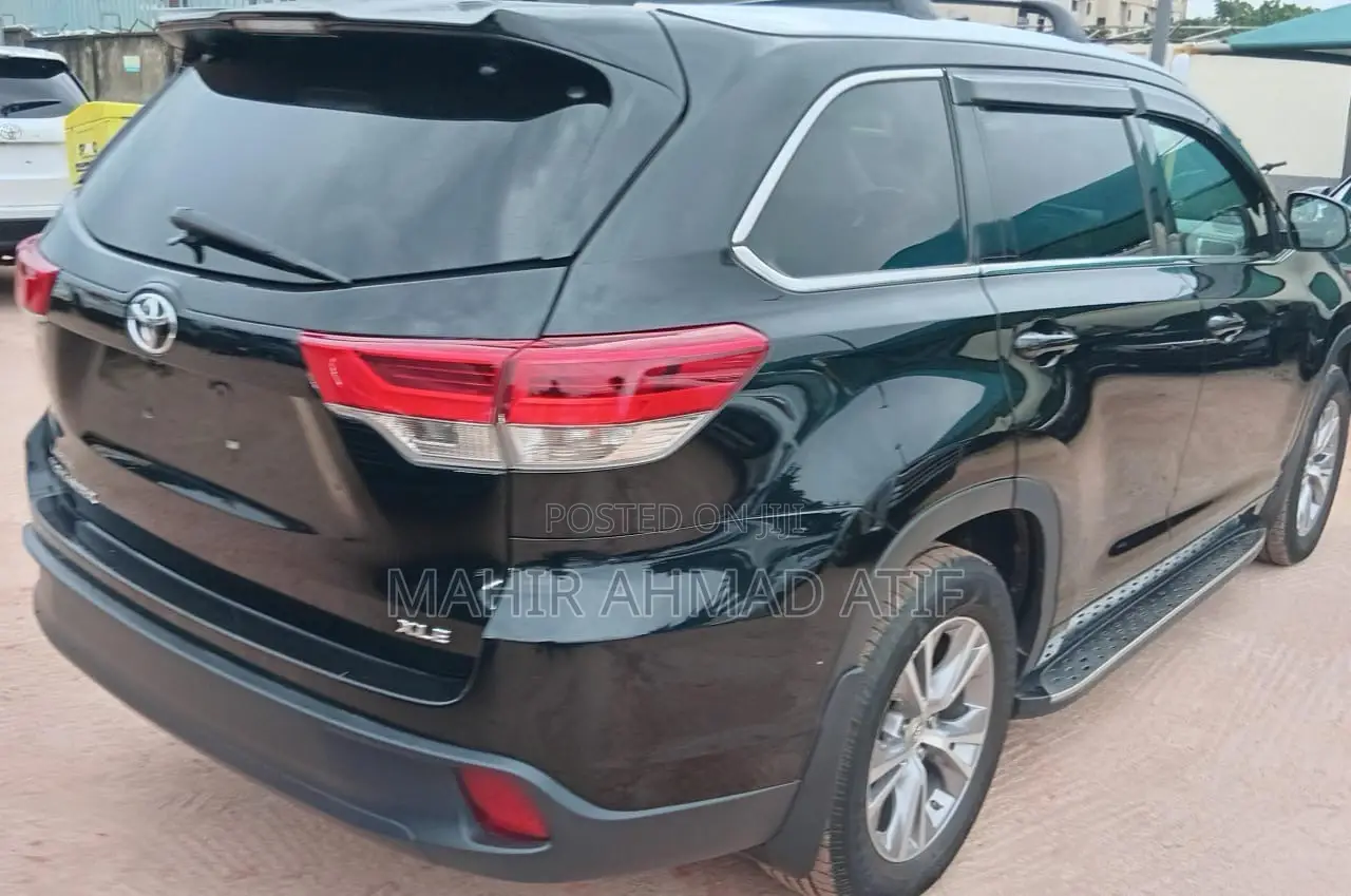 Toyota Highlander XLE 4x4 V6 (3.5L 6cyl 8A) 2018 Black